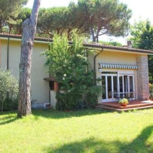 Marina dei Ronchi Villa Sleeps 7 with WiFi