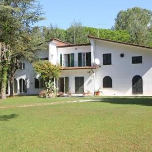 Villa in Marina dei Ronchi Sleeps 10 with WiFi