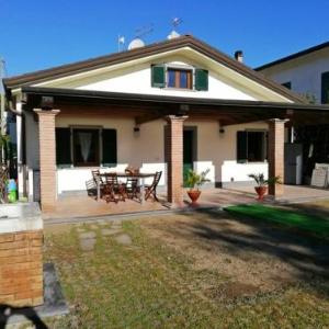 Villa in Capanne-Prato-Cinquale Sleeps 4 with Air Con and WiFi