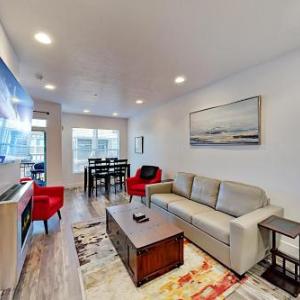 Mountain Getaway - Rooftop Hot Tub Walk to Dining townhouse