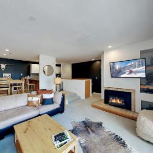 Downtown Gem - Lockoff Guest Suite and Hot Tubs condo
