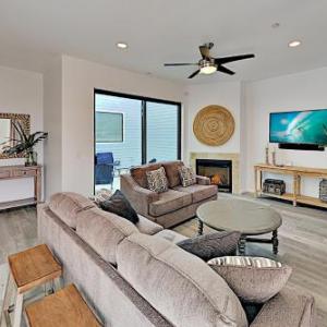 Beachfront Condo with Ocean Views & Luxe Interior apts