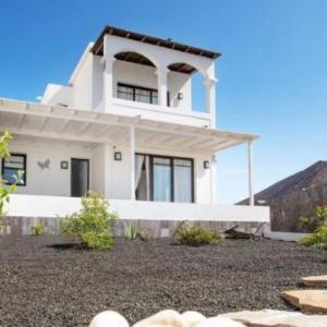 Inviting 3-Bed Villa in Playa Blanca with great se