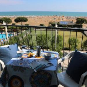 Beachfront flat with view