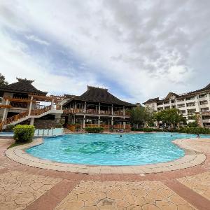 Condo Near SM with Free Parking Pool WIFI and Netflix
