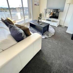 Spacious & High in the Skyplaza - 1bd 1bth Apt