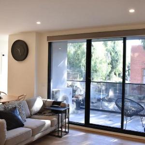 Charming 2 Bedroom Apartment In Richmond Close to MCG