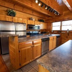 Black Bear Lodge - Free Daily Activities - Double Kitchen - Game Room and Hot Tub