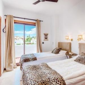 TRENDY SUNNY 2 BEDROOM PENTHOUSE IN ALOHA VILLAGE NUEVA ANDALUCIA GOLF VALLEY NEAR PUERTO BANUS