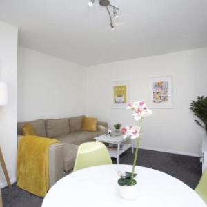 Sleek 2BD House with Garden Heart of Guildford