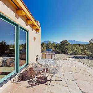 All-New Desert Hideaway: Mountain Views & Hot Tub home