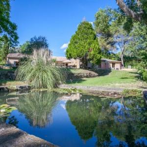 The delightful - In the heart of the Luberon a villa with swimming pool and a superb garden