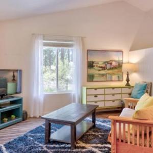 Sunny Private Cottage near Deschutes River Woods!