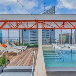 Bold 2BR 2BA with SKY POOL CozySuites