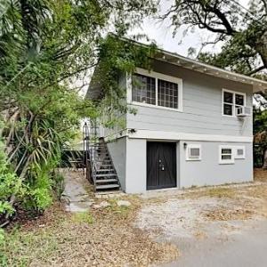 Golden Getaway - Charming Home in Historic Enclave Duplex