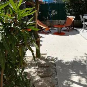Agréable pavillon avec grande terrasse pour 6 personnes