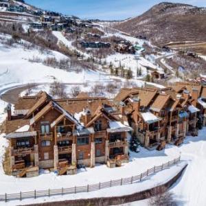 Snownest Ski-In Ski-Out Lodge with Hot Tub & Views townhouse