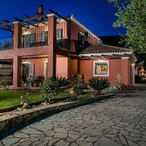 Family Villa with Gardens & Terrace near the Beach