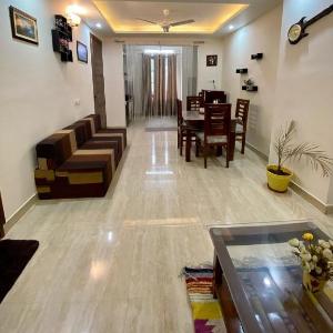 Blue Heart Home
1BHK Luxury & Cosy Flat in Tapovan