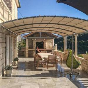 Amazing home in Pucisca with Jacuzzi WiFi and 3 Bedrooms