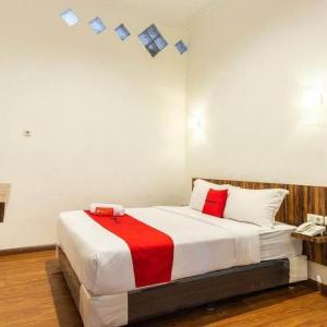 RedDoorz near RS Royal Prima Medan 2
