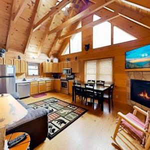 All-Suite Cabin Retreat - Hot Tub Game Room Deck cabin