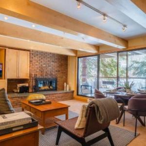 Fully Renovated 2 BR on River with Pool - Walk to Town!