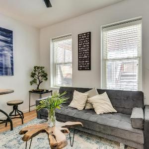 Cozy 2BR West Town Apt Ideal for Mid-Term Stays