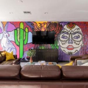 Luna & Stellar - Modern Artist's Loft Buyout w 10 BRs Patio & Billiards