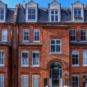 Bright Shepherds Bush Apartment