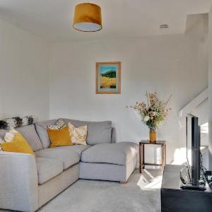 NEW Sleek & Spacious 1BD House with Garden Horsham