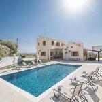 Entire house - 6 Bedroom villa with private pool in the area of Konnos Paralimni