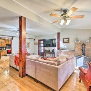 4 Mi to Camelback! Group-Friendly Poconos Cabin