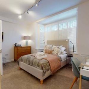 Oxford city centre home sleeps 12