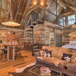 Horse Thief Inn Cabin Retreat with Hot Tub!