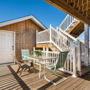 Beach Style 1BR with Deck and Parking 3 blocks to Beach