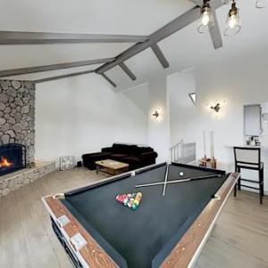 Dual-Suite Gem with Pool Table - Walk to Slopes condo