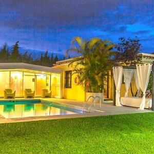 Hermosa villa en Marbella con piscina billar