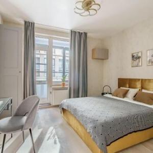 White Nights step to Moskovsky railway station