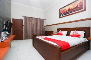 Vaccinated Staff - OYO 1588 Hotel Bintang, Tuban