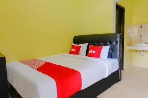 Vaccinated Staff -OYO 1784 Hj Aniek Residence, Madiun