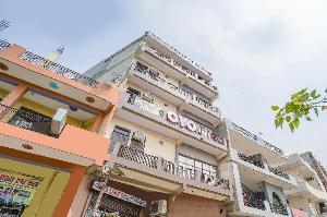 Vaccinated Staff - OYO 60970 Crystal Cottage, Ghaziabad