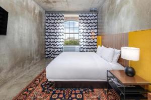 NYLO Providence Warwick Hotel, Tapestry Collection by Hilton, Warwick