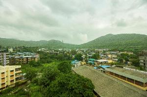 OYO Flagship 76385 Hotel Samrat Palace - Moca, Khopoli
