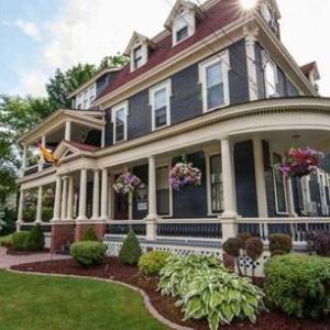 Hotels near Fredericton Playhouse - Carriage House Inn