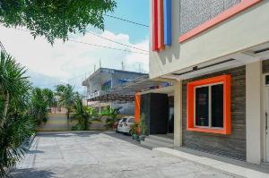 RedDoorz near Millenium Waterpark Palu, Palu