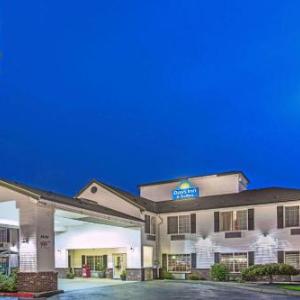 Hotels near Mount Hood Community College - Days Inn & Suites by Wyndham Gresham