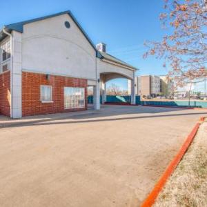 Hotels near Kay Yeager Coliseum - OYO Hotel Wichita Falls I-44