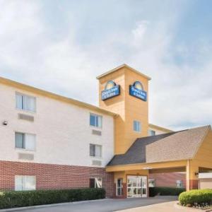 Stereo Live Dallas Hotels - Days Inn & Suites by Wyndham Dallas