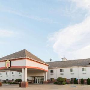 Hotels near Tony's Pizza Events Center - Super 8 by Wyndham Salina